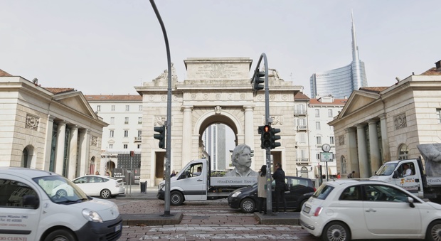 Statue giganti e senza nome comparse questa mattina a Napoli, Bari e Milano: pubblicità o opera d'arte?