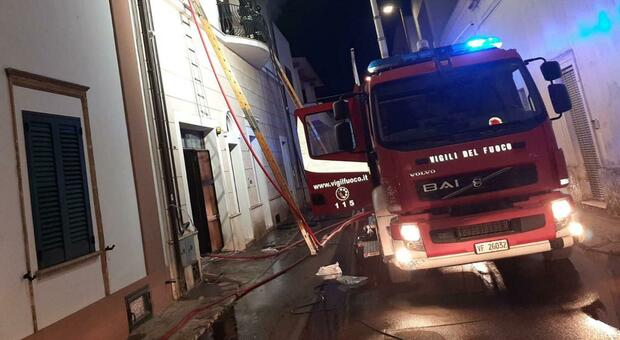 Sfondano la porta e danno alle fiamme due pneumatici: attentato contro l'assessore alla Polizia municipale di Lizzano