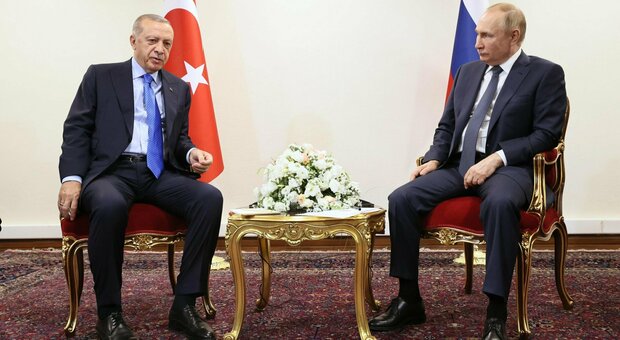 Putin infastidito, attende in piedi Erdogan per quasi un minuto prima della conferenza stampa