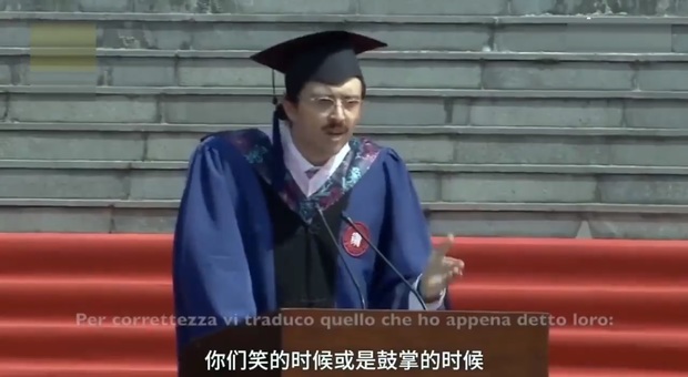 Carlo, lo studente italiano che ha conquistato la Cina durante la sua cerimonia di laurea