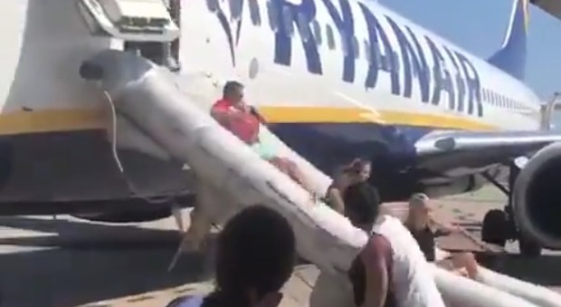Panico sul volo Ryanair per Ibiza: passeggeri evacuati con lo scivolo d'emergenza