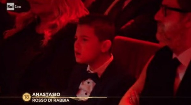 Sanremo 2020, il figlio di Amadeus canta a squarciagola Anastasio e fa impazzire il web