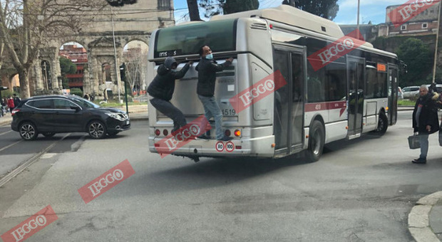 Due immigrati si «attaccano» al bus: niente soldi per il biglietto o paura del Covid?