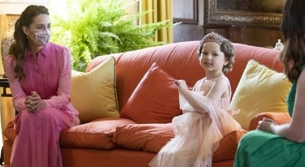 Kate Middleton mantiene la promessa, principessa in rosa per l'incontro con la piccola fan malata di cancro