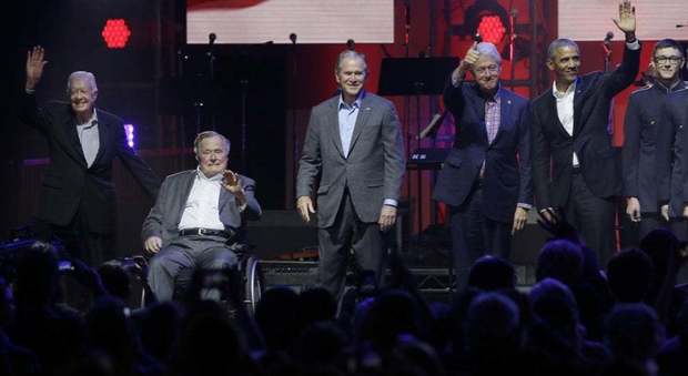 Carter, i due Bush, Clinton e Obama: i 5 ex presidenti Usa insieme su un palco