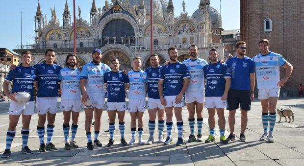 I giocatori del rugby San Donà in piazza San Marco