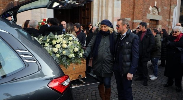 immagine Sandro Mayer: Carlucci, Malgioglio e tanti amici per l'ultimo saluto a Milano