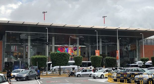 Protestano lavoratori stagionali aeroporto di Napoli