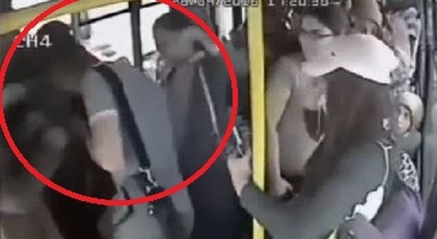 Molesta una donna sul bus, le altre gli si avventano contro e lo picchiano