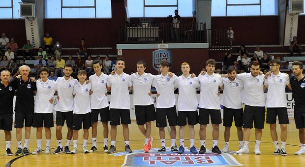 Giocatori e staff dell'U19 del Real Rieti