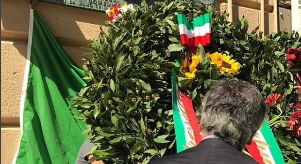 Palermo, Rita Dalla Chiesa: «Rubata bandiera italiana della lapide per mio padre. E' sempre e soltanto mafia»