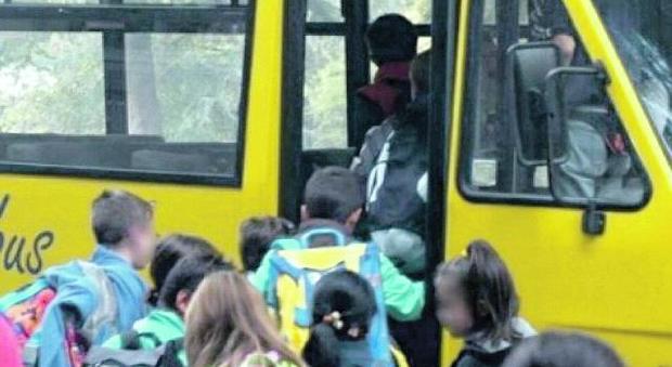 «Lo scuolabus fa un altro giro»: bimbo costretto a fare 2 km a piedi tutte le mattine