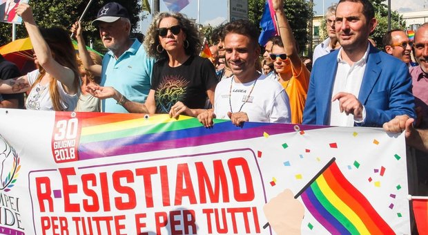Pompei arcobaleno per il Pride: in migliaia davanti al Santuario