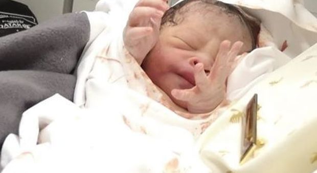 Parto durante il volo della Qatar Airways: dottoressa ucraina fa nascere il figlio di una mamma thailandese