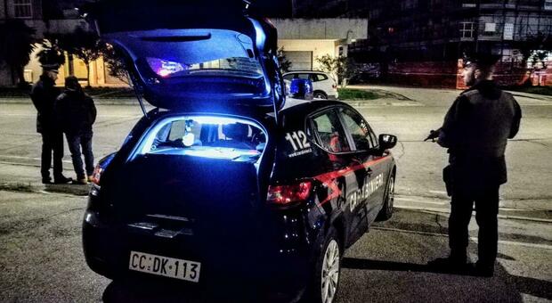 Auto sperona i carabinieri a Casette d'Ete e scappa: folle fuga, è caccia ai malviventi