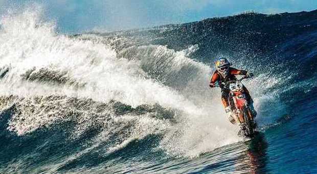 Australia, cavalca le onde in sella a una moto: guinness per surf-biker estremo