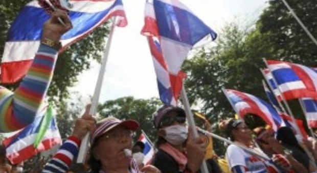 Thailandia, scontri a Bangkok tra manifestanti e polizia: morto un agente