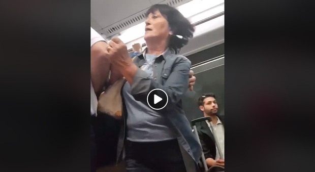 Roma, «quando i rom trovano la persona sbagliata»: il video in metropolitana è virale