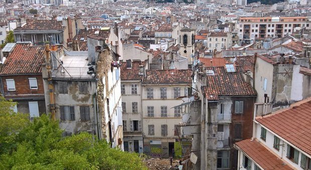 Marsiglia, paura alla marcia per le vittime dei crolli: cede un balcone, due feriti