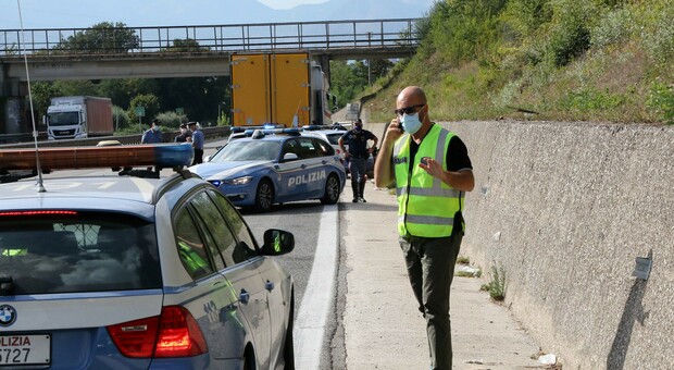 Migranti clandestini in un furgone in Campania, arrestato l'autista