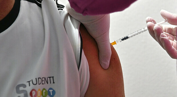 Vaccini, Lamorgese: «I giovani e in salute potrebbero ricevere le prime dosi già da maggio»