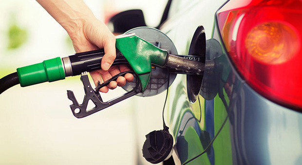 Benzina e gasolio, prezzi col trucco: irregolare un distributore su quattro