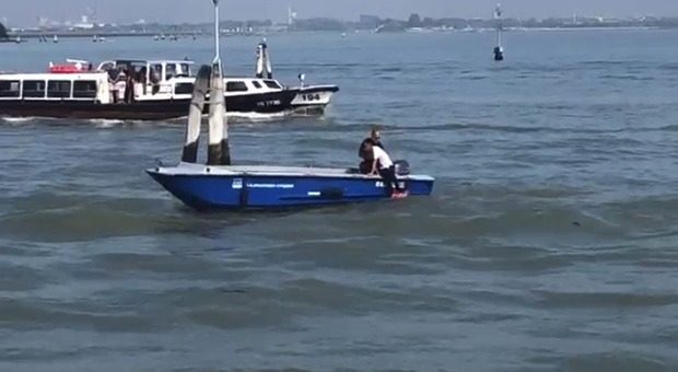 «Uomo in mare!»: passeggero cade in laguna dal battello Actv