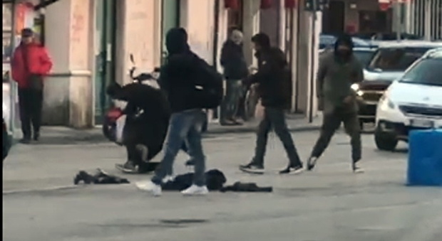 San Benedetto, botte da orbi, sangue e spray urticante: reoglamento di conti choc in piazza