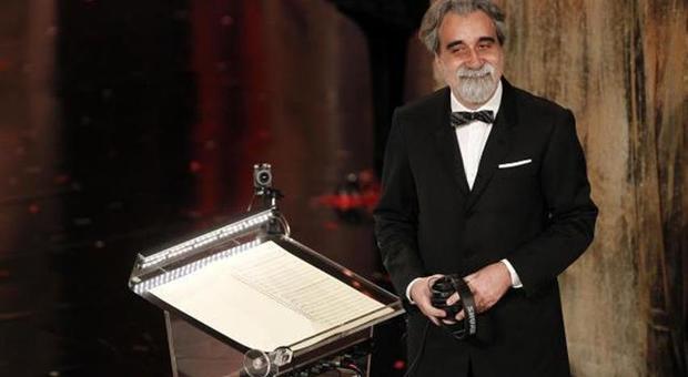 Beppe Vessicchio "eroe" di Sanremo, standing ovation del teatro Ariston