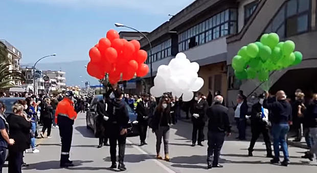 Coronavirus, folla in strada al funerale del sindaco: almeno 200 persone