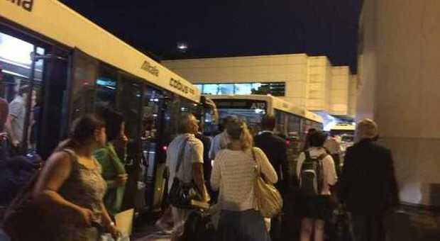 Fiumicino, bus fermo per l'arrivo di autorità: rivolta dei passeggeri, al terminal a piedi
