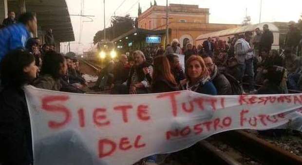 Xylella, protesta contro i tagli: per 9 ore ferrovia occupata a San Pietro Vernotico