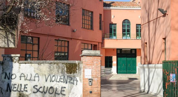Latina, maltrattamenti nella scuola di piazza Dante: per il Riesame l'accusa regge