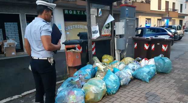Abbandonano per strada 26 sacchi d'immondizia: beccati 2 ecofurbi, maxi multa di 650 euro
