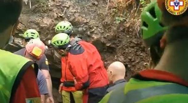 Speleologi dispersi in una grotta in Abruzzo: uno è morto, salvati gli altri due