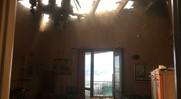 Paura in casa per l'incendio scoppiato nella canna fumaria: tetto distrutto, famiglia sgomberata