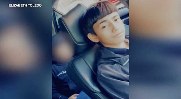 Chicago, 13enne ispanico ucciso da un poliziotto dopo l'inseguimento in un vicolo: la madre chiede giustizia