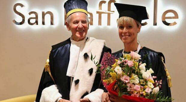 Federica Pellegrini con toga e tocco, la laurea honoris causa all'Università San Raffaele di Roma
