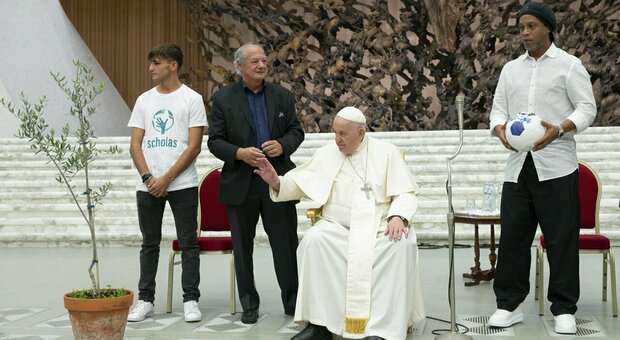 Papa Francesco con Ronaldinho per la partita della pac