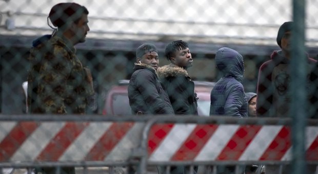 Chiude il Cara di Castelnuovo, trasferiti i richiedenti asilo. Salvini: «Io nazista? Balle»