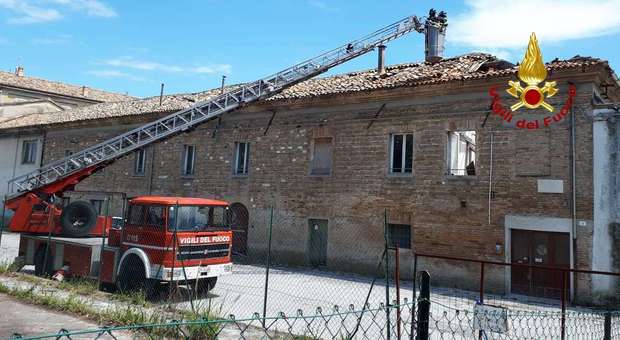 Senigallia, crolla il tetto di un edificio in pieno centro: paura e tratto chiuso