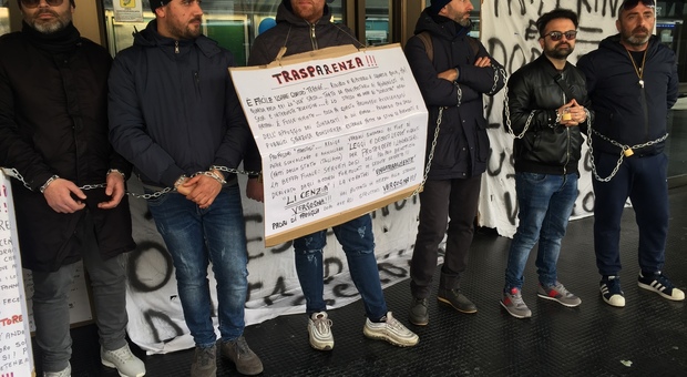 Napoli, protesta in catene nella stazione di Porta Nolana: «Noi interinali mai assunti»