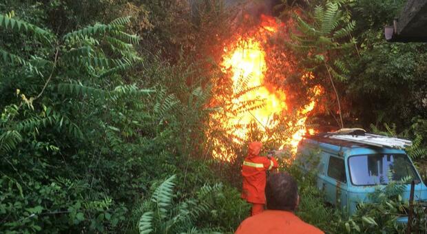 Incendi in Campania, brucia ancora il Monte Erbano: il bosco è in fiamme