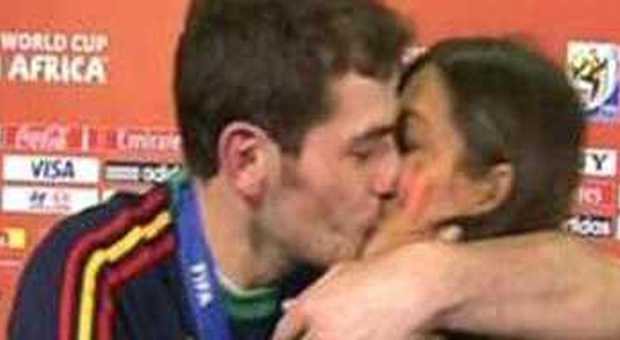 Il bacio in diretta tv di Casillas