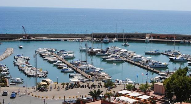 Barcaioli abbandonano rifiuti sul porto: il sindaco li fa multare