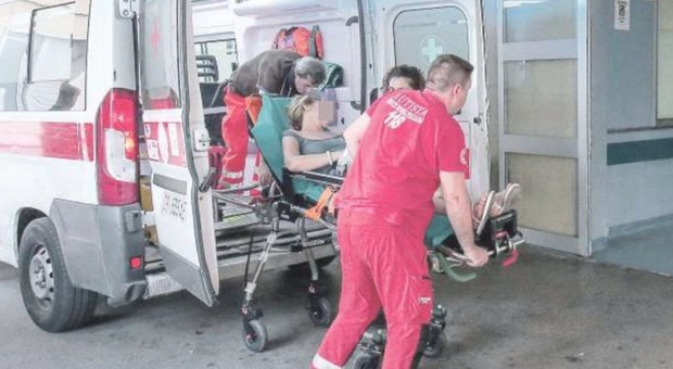 Napoli, il business delle ambulanze: «All'ospedale Loreto Mare lo gestiscono anche i vigilantes»