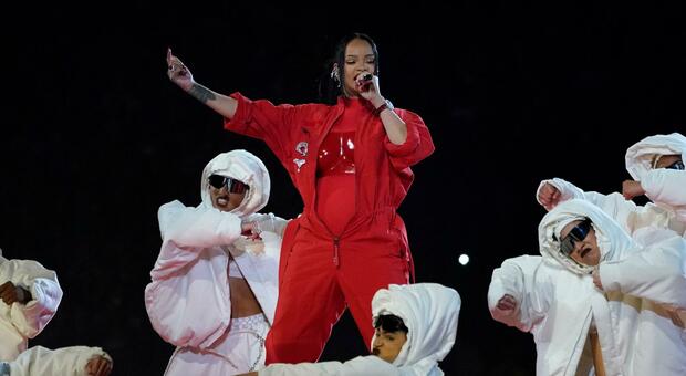 Rihanna in rosso infiamma il pubblico del Superbowl: è di nuovo incinta