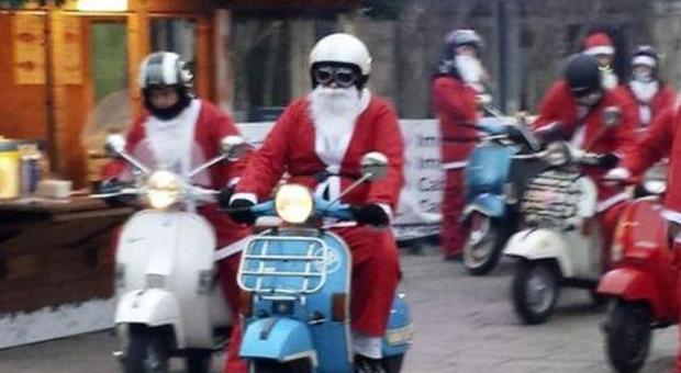 Babbo Natale motorizzato: arriva in sella alla sua "Vespa d'epoca"