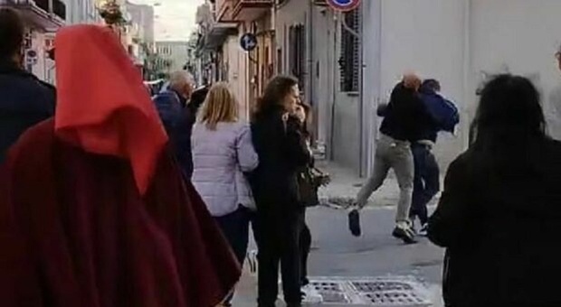 Rissa e urla tra parenti del defunto prima del funerale a Brindisi: intervengono carabinieri e ambulanza