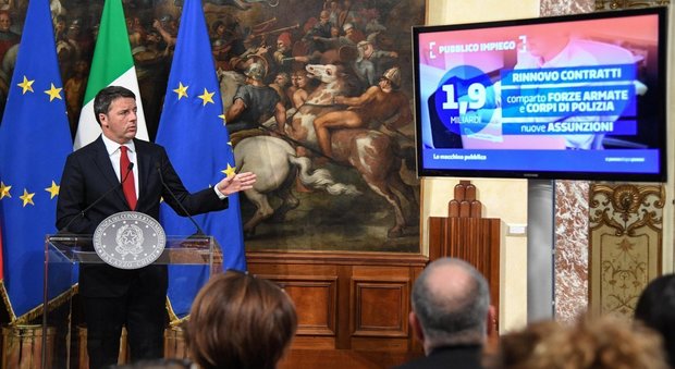 Renzi: «Con sì tasse giù, con buona pace di Monti. 30-50 euro alle pensioni basse»
